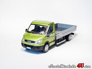 Scale model of Iveco Daily Green produced by Mondo Motors.