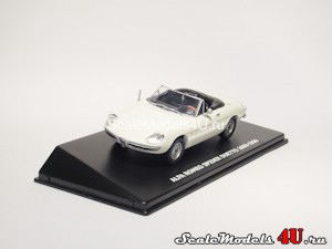 Scale model of Alfa Romeo Spider Duetto 1600 Box (1966) produced by Maxi Car.