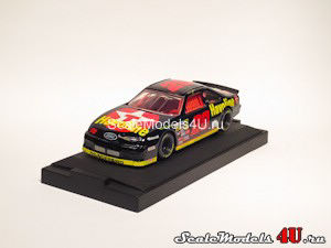 Scale model of Ford Thunderbird NASCAR 1995 (Dale Jarrett #28) produced by Racing Champions.