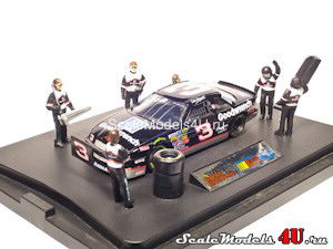 Масштабная модель автомобиля Chevrolet Lumina NASCAR Pit Stop (Dale Earnhardt 1994) фирмы Racing Champions.