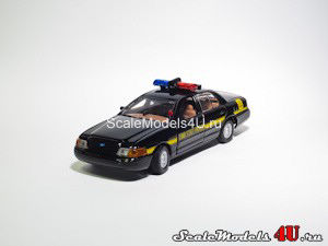 Scale model of Ford Crown Victoria Iowa State Patrol (2000) produced by Gearbox.