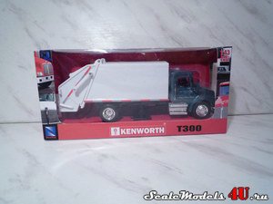 Масштабная модель автомобиля Kenworth T300 Garbage фирмы NewRay 1:43.