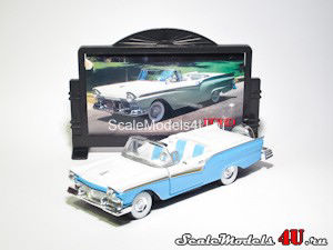 Scale model of Ford Fairlane 500 Sunliner Convertible (1957) produced by Road Champs.