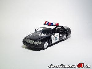 Scale model of Ford Crown Victoria California Highway Patrol (1998) produced by Road Champs.