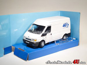 Масштабная модель автомобиля Ford Transit Van "40 Years" фирмы Hongwell/Cararama.