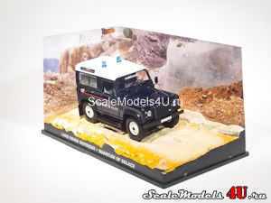 Масштабная модель автомобиля Land Rover Defender Carabinieri (Квант милосердия) фирмы Universal Hobbies.