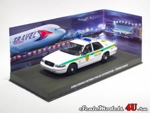 Масштабная модель автомобиля Ford Crown Victoria Miami Police Interceptor (Казино Рояль) фирмы Ixo.