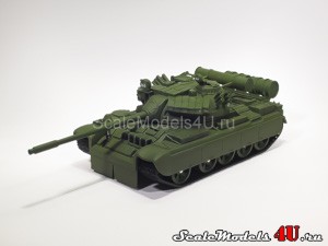 Масштабная модель автомобиля T-55 Tank (Золотой глаз) фирмы Universal Hobbies.