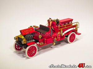 Масштабная модель автомобиля Mack Fire Engine (1911) фирмы Matchbox.