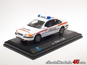 Масштабная модель автомобиля Volvo S80 Swiss Police (2008) фирмы Hongwell/Cararama.