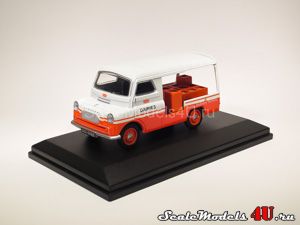 Scale model of Bedford CA Milk Float Unigate (1959) produced by Oxford Diecast.