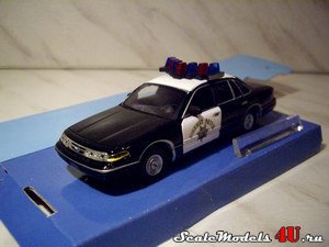 Масштабная модель автомобиля Ford Crown Victoria California police фирмы Hongwell/Cararama 1:43.