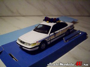 Масштабная модель автомобиля Ford Crown Victoria Buffalo police фирмы Hongwell/Cararama 1:43.