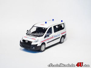 Масштабная модель автомобиля Peugeot Expert Police фирмы Mondo Motors.