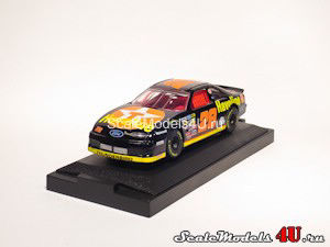 Масштабная модель автомобиля Ford Thunderbird NASCAR 1994 (Ernie Irvan #28) фирмы Racing Champions.
