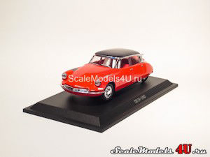 Масштабная модель автомобиля Citroen DS 19 Red (1962) фирмы Universal Hobbies.