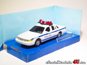 Масштабная модель автомобиля Ford Crown Victoria Police фирмы Hongwell/Cararama.