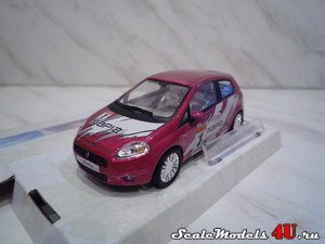 Масштабная модель автомобиля Fiat Grande Punto WRC фирмы Hongwell/Cararama 1:43.