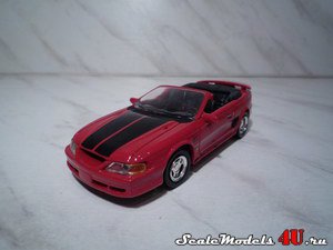 Масштабная модель автомобиля Mustang GT convertible (1994) фирмы NewRay 1:43.