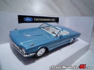 Масштабная модель автомобиля Ford Thunderbird (1966) фирмы NewRay 1:43.