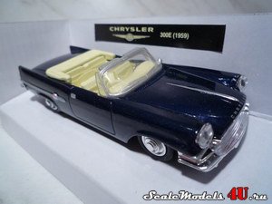 Масштабная модель автомобиля Chrysler 300E (1959) фирмы NewRay 1:43.