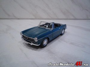 Scale model of Fiat 1500 Cabriolet produced by Norev 1:43.