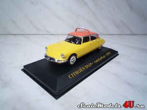Масштабная модель автомобиля Citroen DS19 Taxi Amsterdam 1958 фирмы Ixo 1:43.