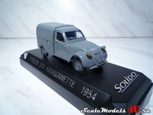 Масштабная модель автомобиля Citroen 2CV Fourgonnette 1954 фирмы Solido.