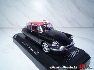 Масштабная модель автомобиля Citroen DS taxi 1956 фирмы Solido.