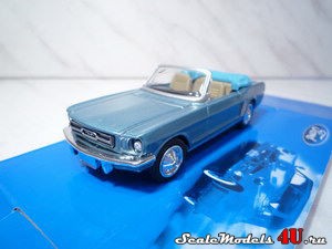 Масштабная модель автомобиля Mustang convertible (1964) фирмы NewRay 1:43.