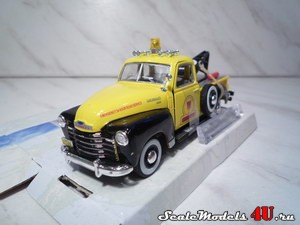 Масштабная модель автомобиля Chevrolet 3100 Pick Up Road Service FW (1950) фирмы Hongwell/Cararama.