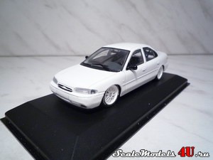 Масштабная модель автомобиля Ford Mondeo 1994 Test Car фирмы Minichamps.