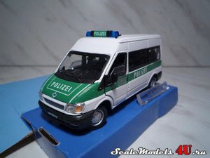 Масштабная модель автомобиля Ford Transit Minibus (Police of Germany) фирмы Hongwell/Cararama.