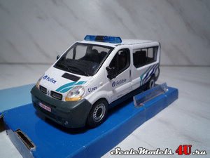 Масштабная модель автомобиля Renault Trafic DCI 100 Politie фирмы Hongwell/Cararama.