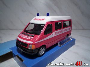 Масштабная модель автомобиля Volkswagen LT bus (Feuerwehr 112) фирмы Hongwell/Cararama.
