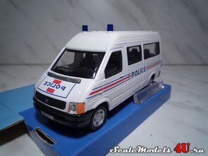 Масштабная модель автомобиля Volkswagen LT bus (Police) фирмы Hongwell/Cararama.