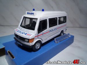 Масштабная модель автомобиля Mercedes Benz T1 Police фирмы Hongwell/Cararama.
