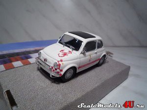 Масштабная модель автомобиля Fiat Abarth 595 фирмы Hongwell/Cararama.