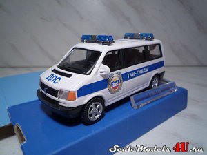 Масштабная модель автомобиля Volkswagen Transporter Russian Traffic Police (ГИБДД) фирмы Hongwell/Cararama.