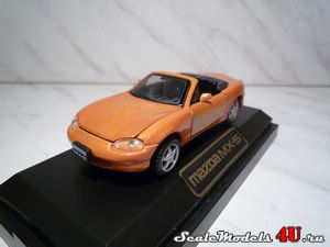 Масштабная модель автомобиля Mazda MX-5 (1998) фирмы Diapet Models.