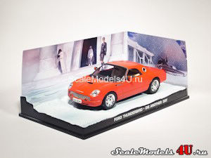 Масштабная модель автомобиля Ford Thunderbird (Умри, но не сейчас) фирмы Universal Hobbies.