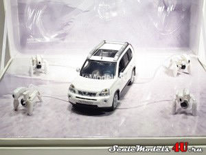 Масштабная модель автомобиля Nissan X-Trail T31 White - Presentation Box (2008) фирмы Norev.
