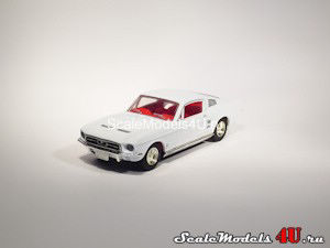 Масштабная модель автомобиля Ford Mustang Fast Back White (1967) фирмы Matchbox.