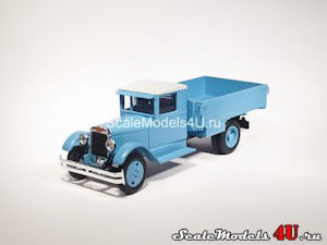 Масштабная модель автомобиля ЗИС (АМО)-3 голубой (1930) фирмы Наш Автопром.