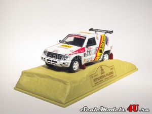 Масштабная модель автомобиля Mitsubishi Pajero Dakar #211 (H.Auriol - P.Monnet 1992) фирмы Norev.