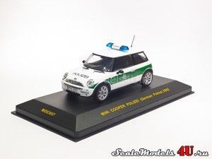 Масштабная модель автомобиля Mini Cooper Polizei German Police (2002) фирмы Ixo.