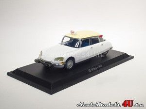 Масштабная модель автомобиля Citroen ID19 Taxi (1968) фирмы Universal Hobbies.