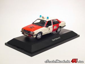 Масштабная модель автомобиля Opel Rekord E (Feuerwehr Wuppertal) фирмы Schuco.
