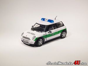 Масштабная модель автомобиля Mini Cooper Hatch R50 Polizei (2000) фирмы Schuco.