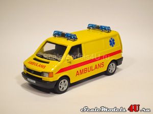 Масштабная модель автомобиля Volkswagen T4 Ambulans (1991) фирмы Hongwell/Cararama.